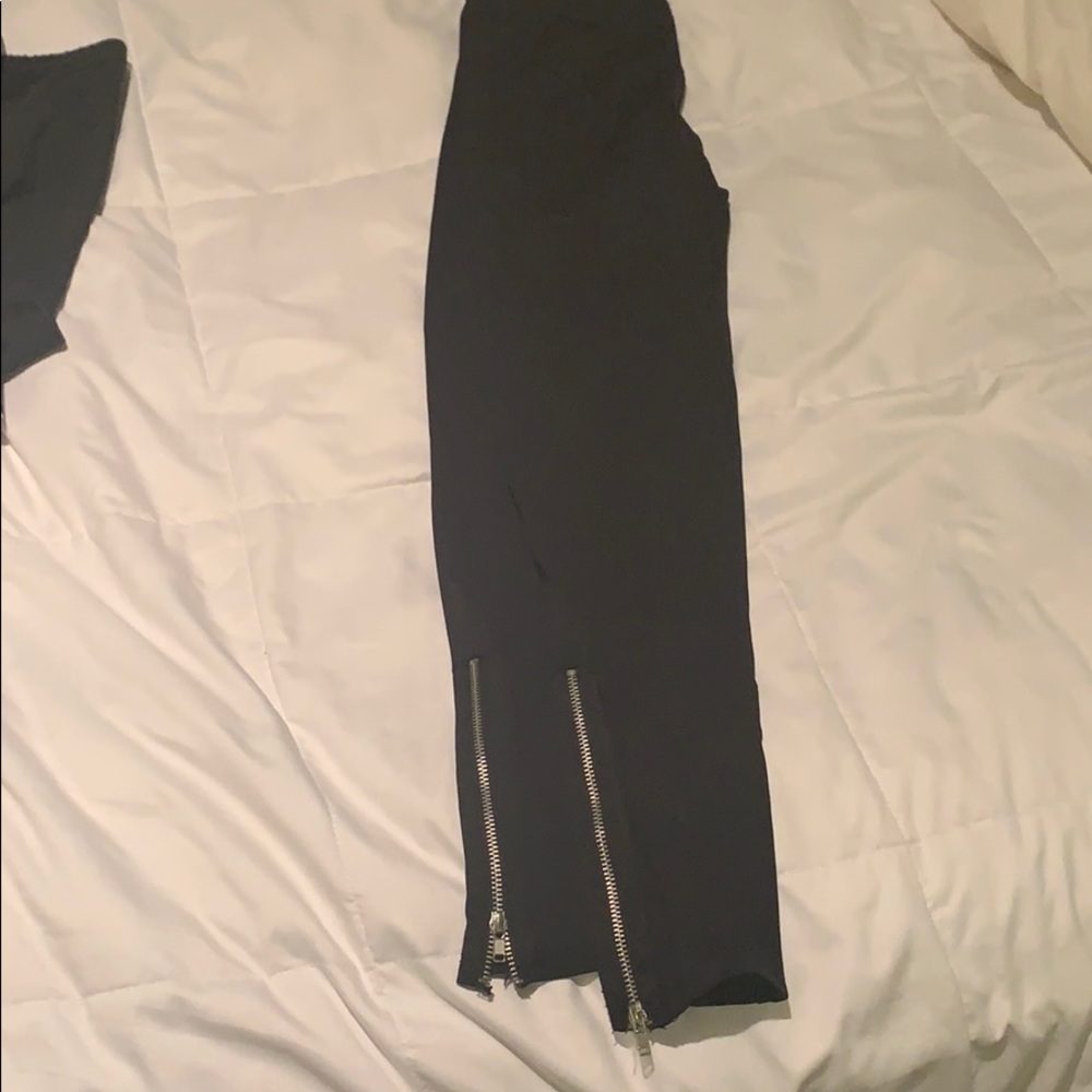 Leggings with zippers